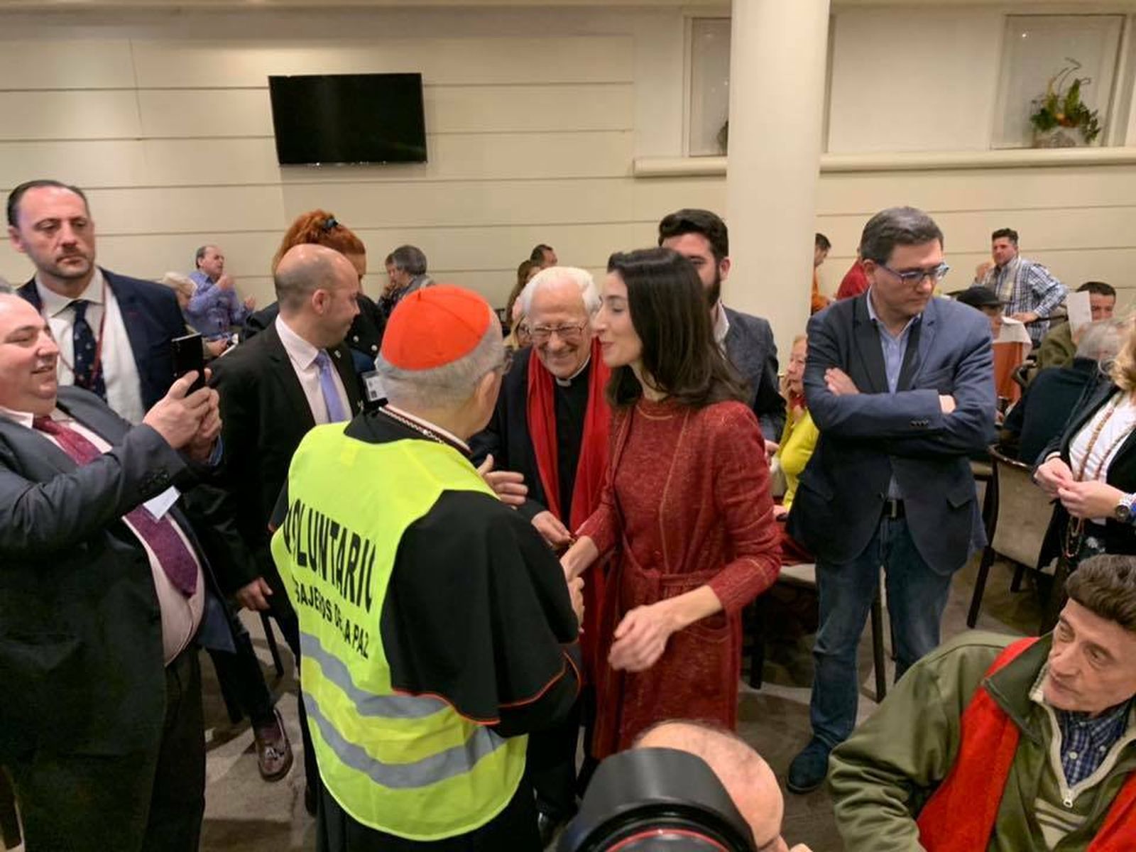 Osoro, el padre Ángel y la presidenta del Senado 'Reyes Magos' de los sintecho en Nochebuena