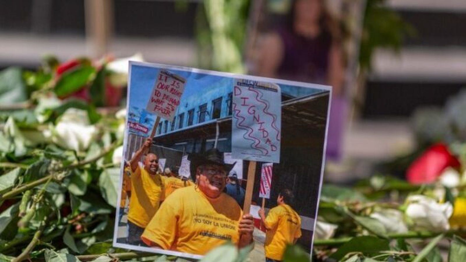 Recuerdo en honor a un trabajador fallecido por coronavirus en Los Ángeles