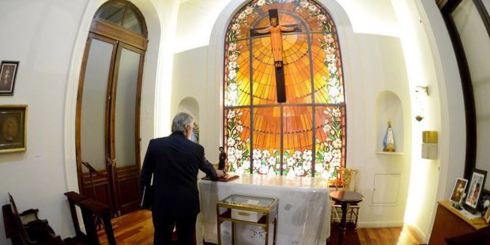 Alberto Fernández en la capilla de la Casa Rosada ante la imagen del santo