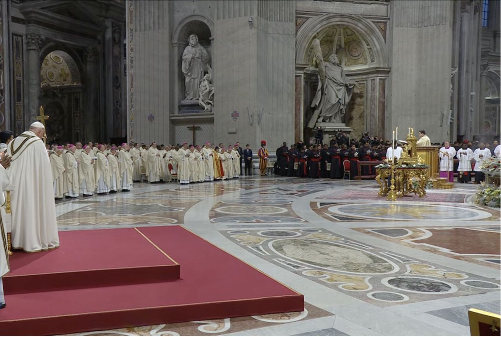 Francisco, durante la proclamación del Evangelio