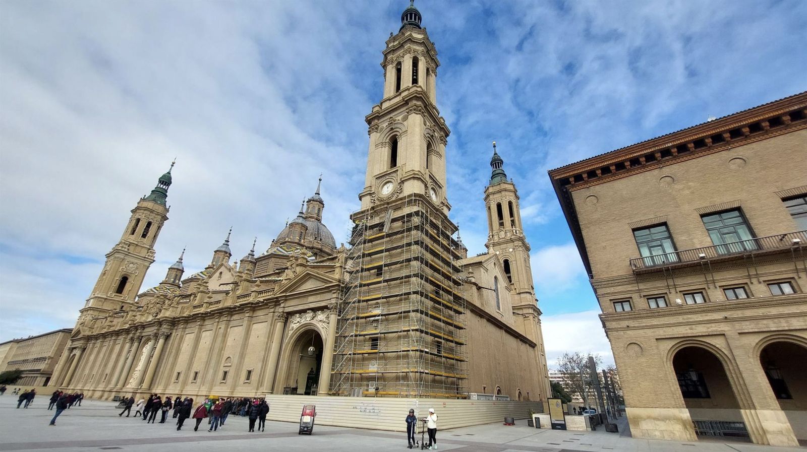 Montaje de los andamios de la restauración de la primera torre de la Basílica de Nuestra Señora del Pilar de Zaragoza