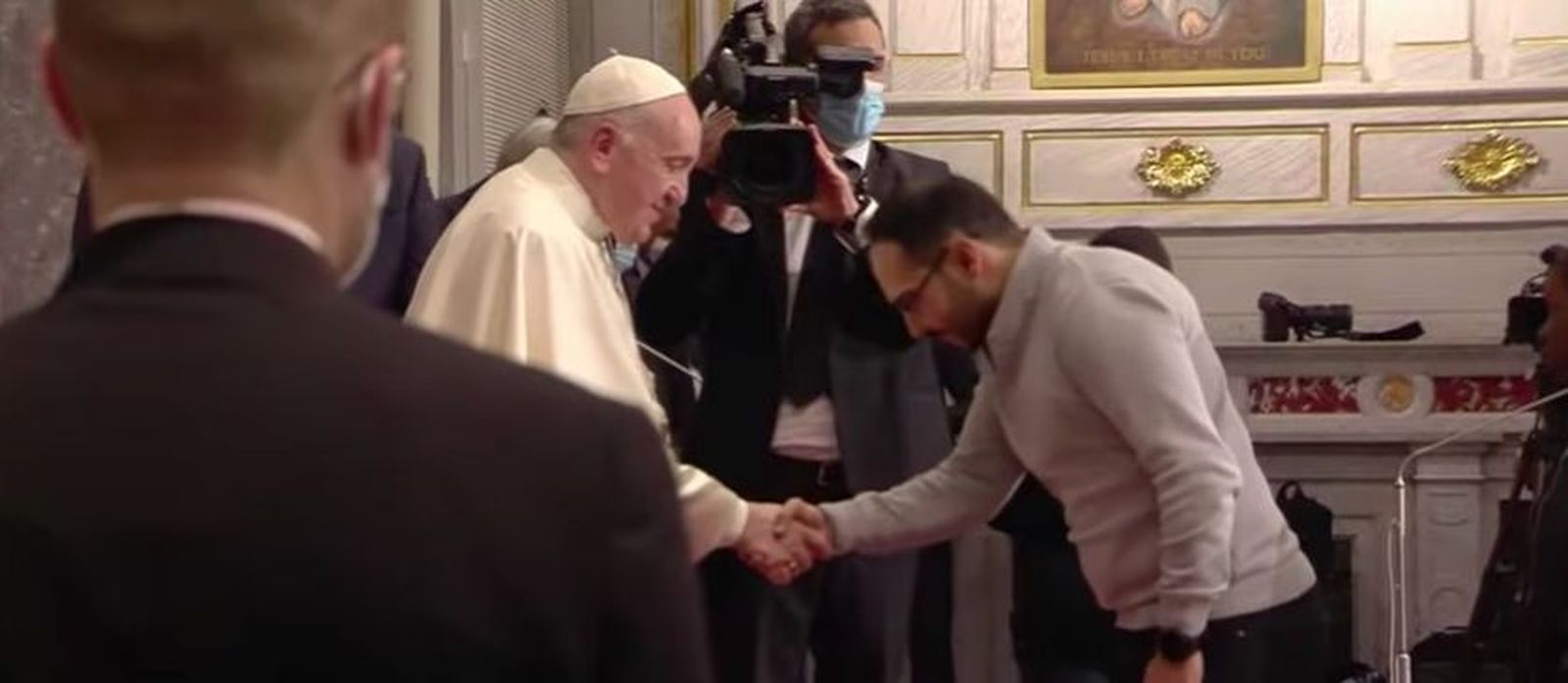 El Papa saluda a uno de los migrantes