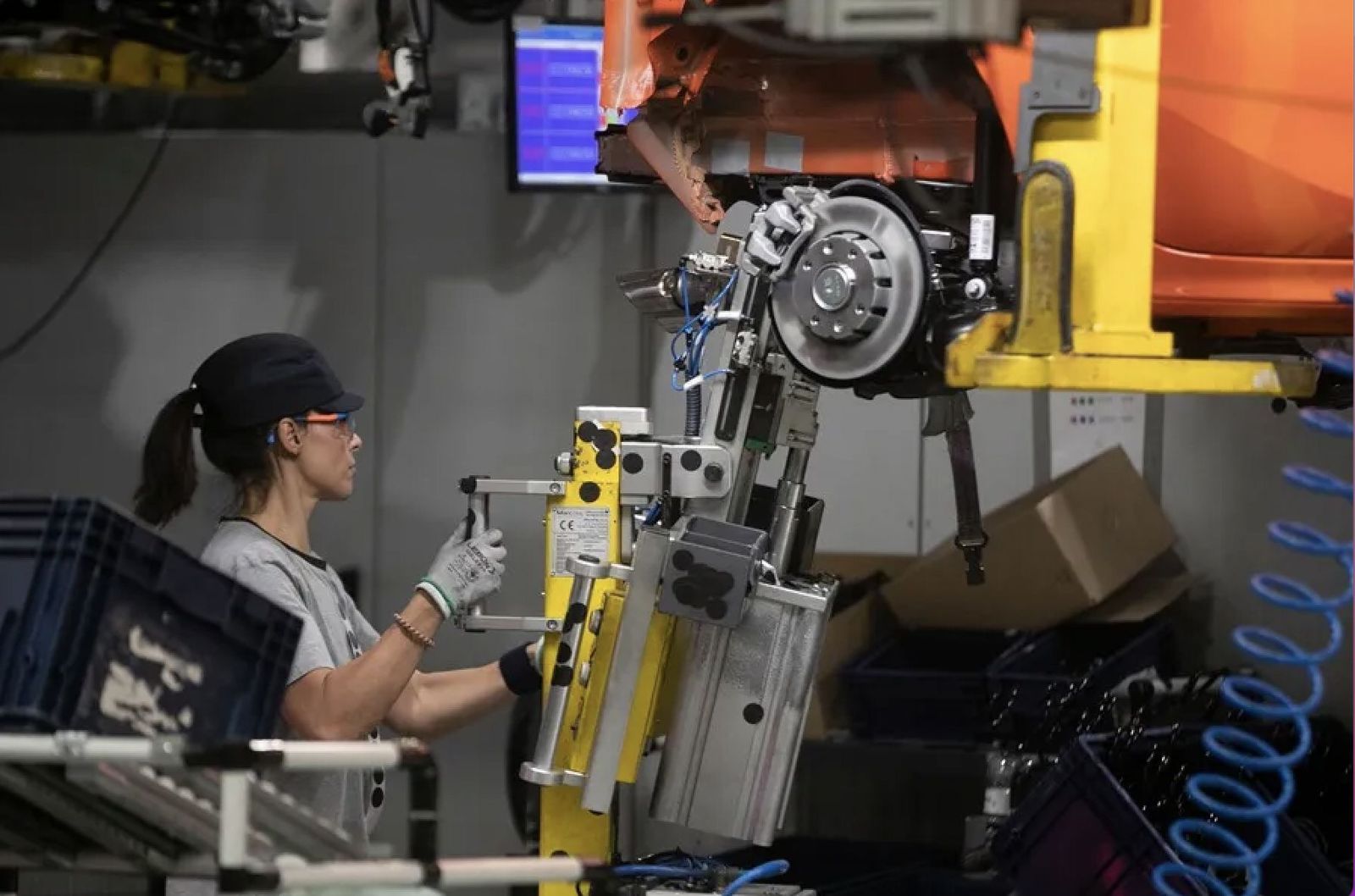 Una mujer trabaja en la fábrica de Opel en Zaragoza