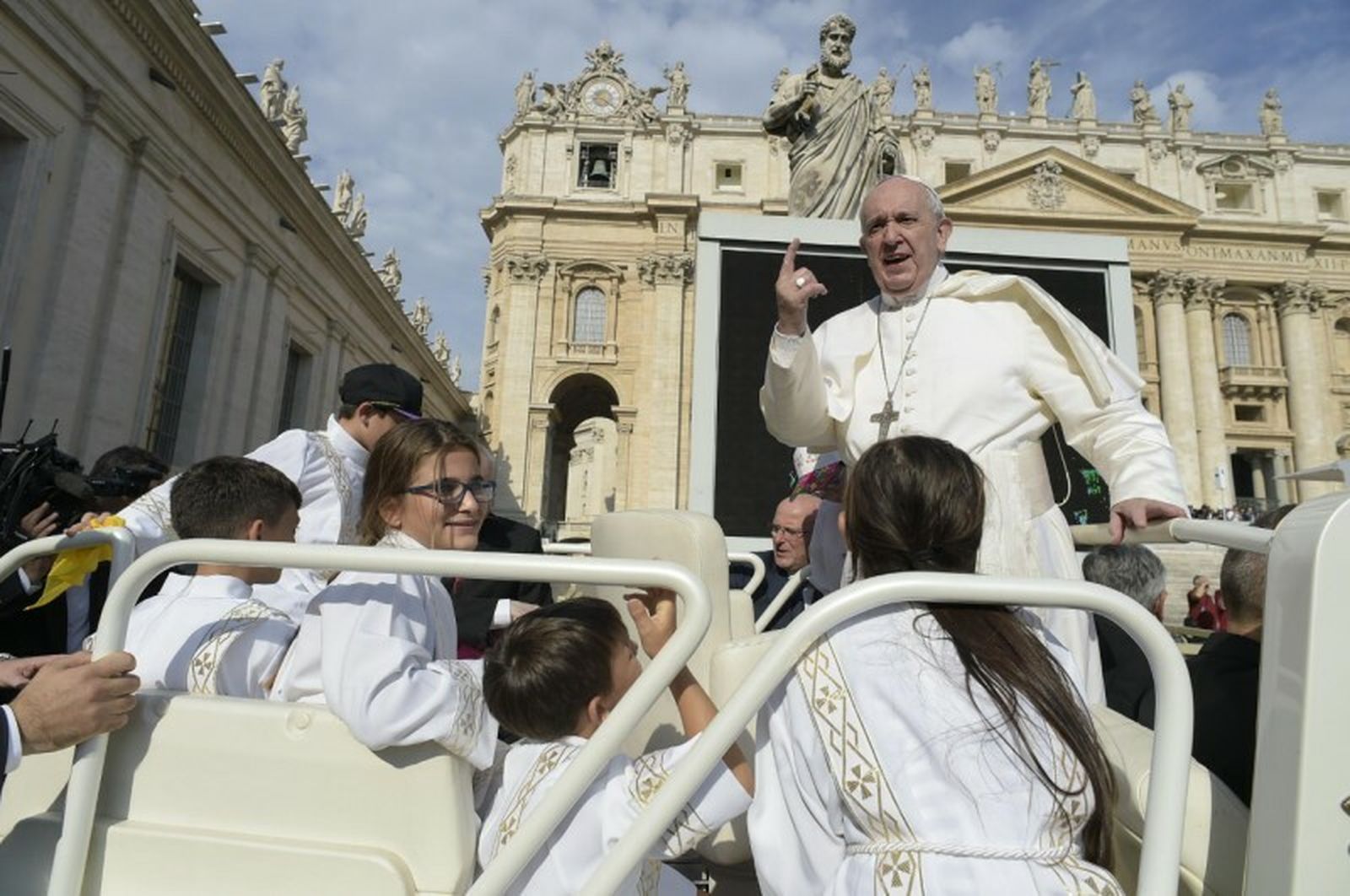 Francisco, junto a la estatua de Pedro