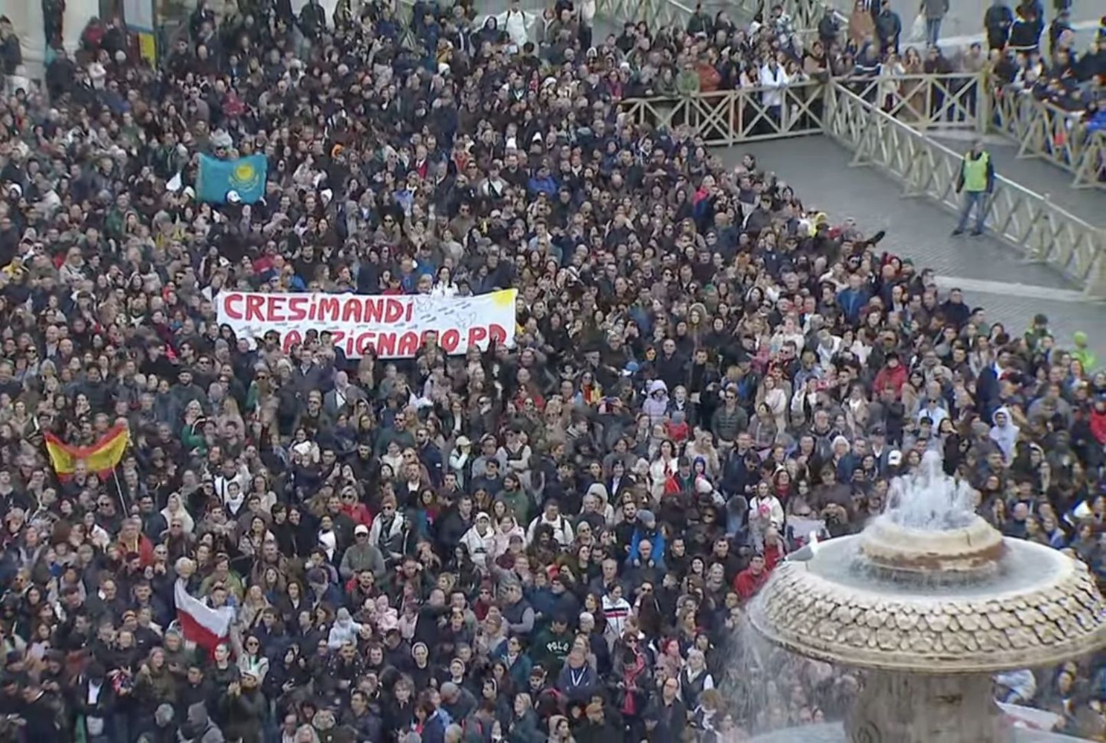Fieles en San Pedro para el ángelus del Papa