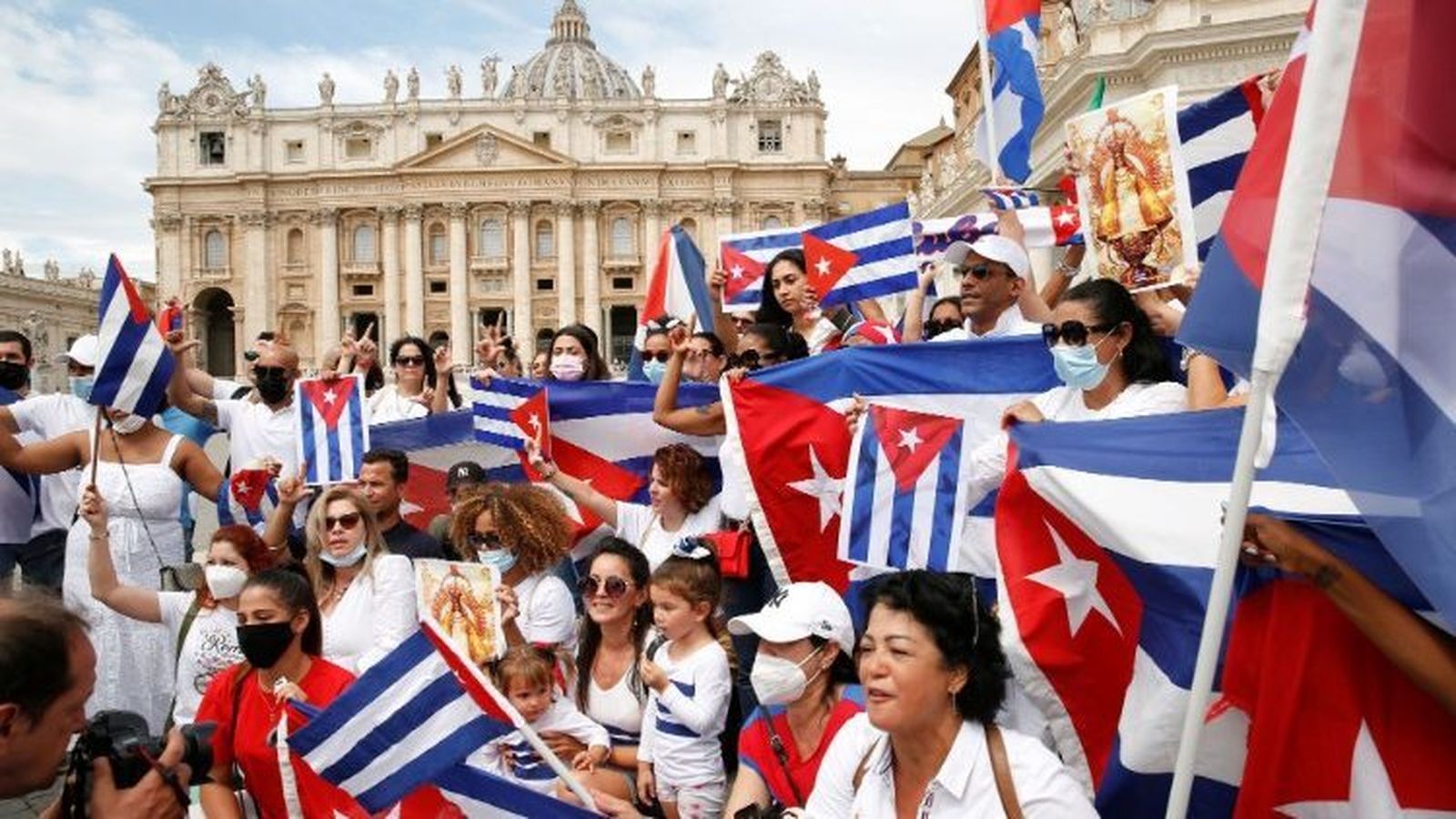 Banderas cubanas en la plaza de San Pedro