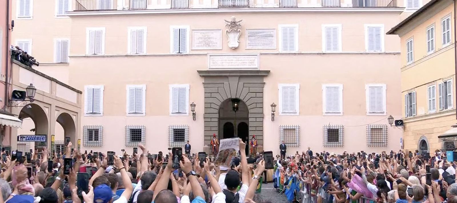 Fieles esperan a Prevost en Castel Gandolfo