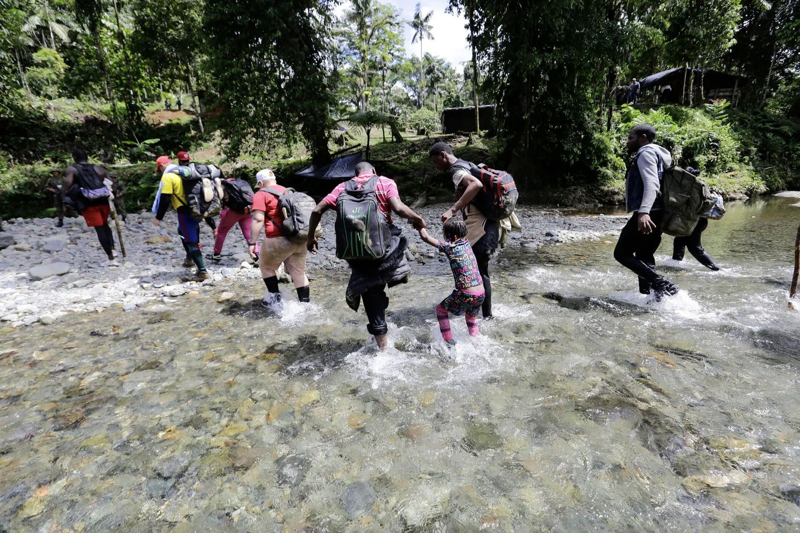 Migrantes caminan en la selva del Darién, en el sector de Lajas Blancas, en Darién (Panamá)
