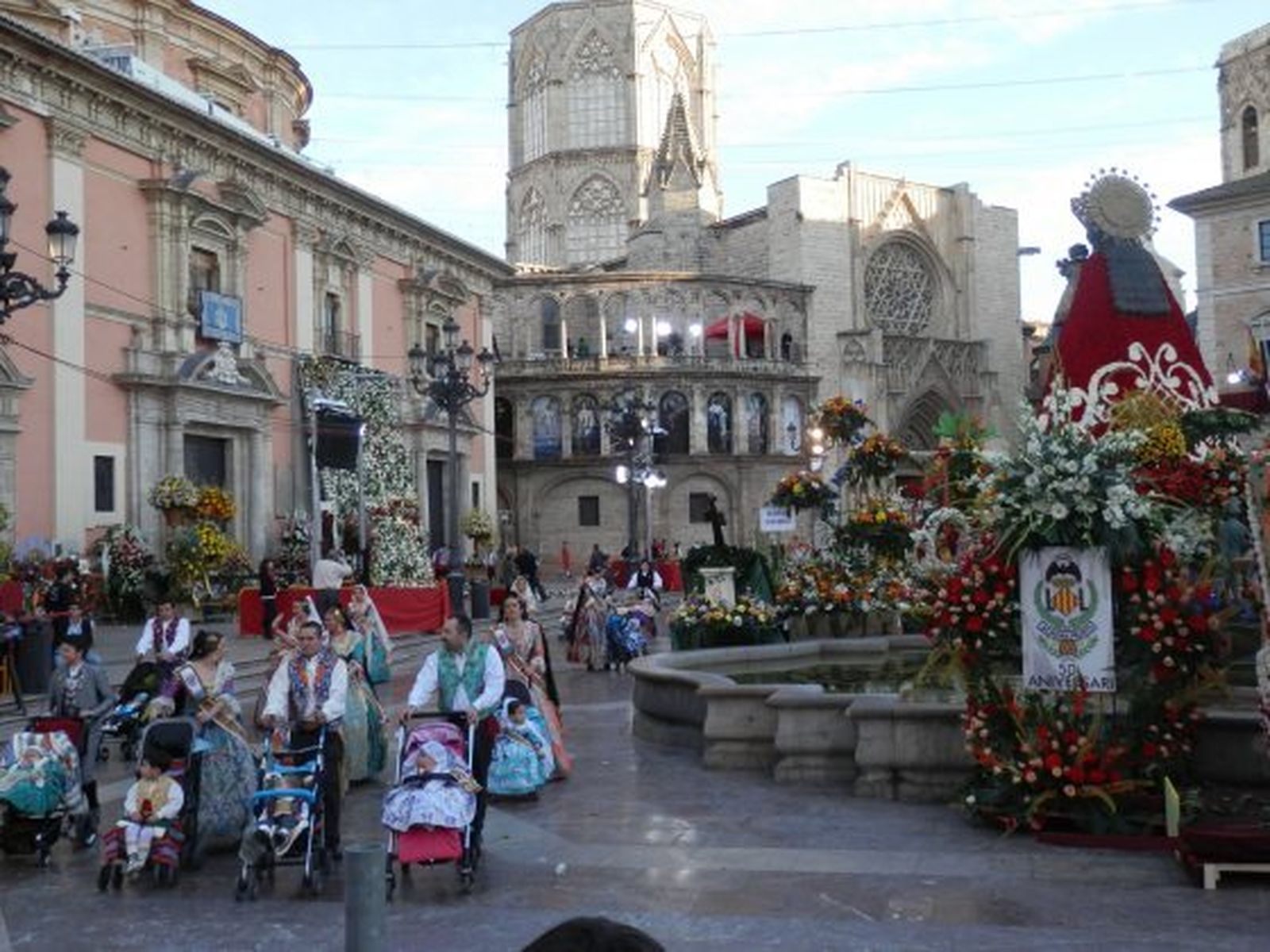 L'ofrena de flors a la Mare de Déu dels Desemparats