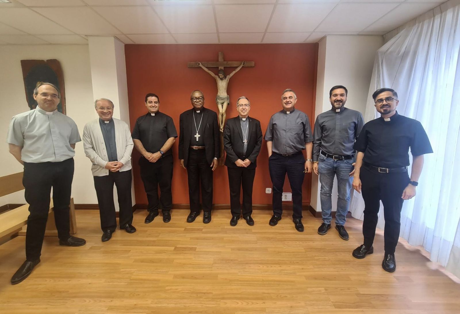 El cardenal Onaiyekan, con el obispo Fernando Valera y miembros de la curia diocesana