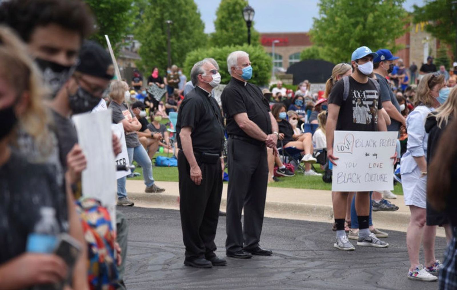Curas en manifestación por el asesinato de Floyd