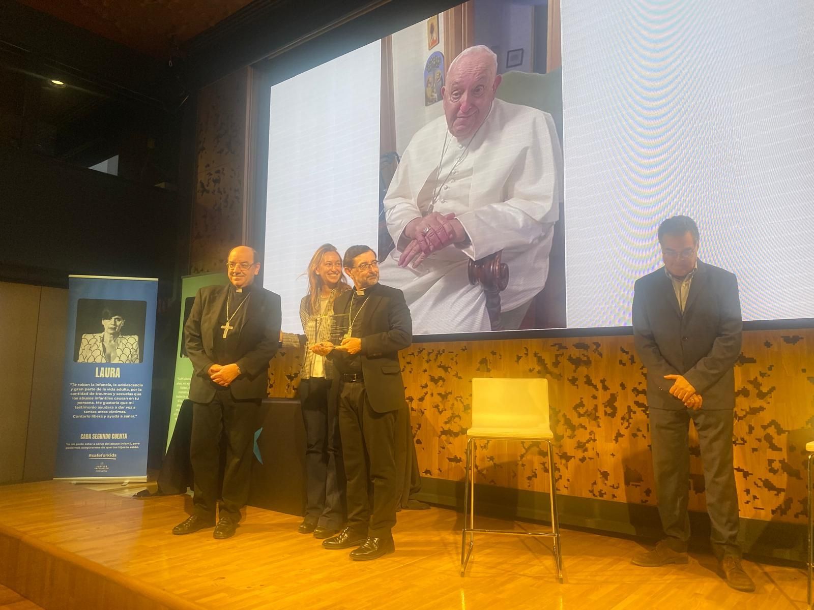 Cobo y Roselló recibieron el premio en nombre del Papa
