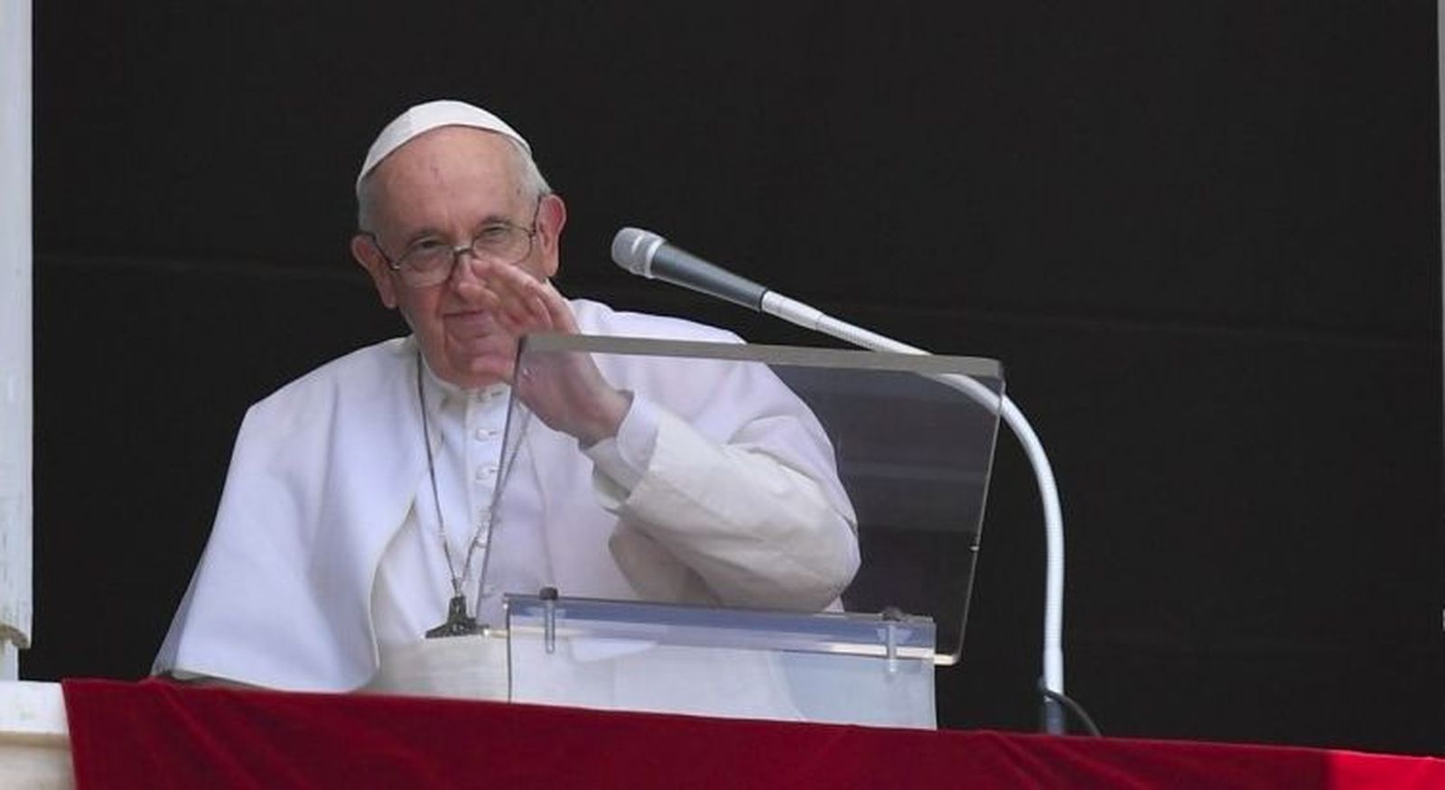 El Papa saluda al término del Angelus