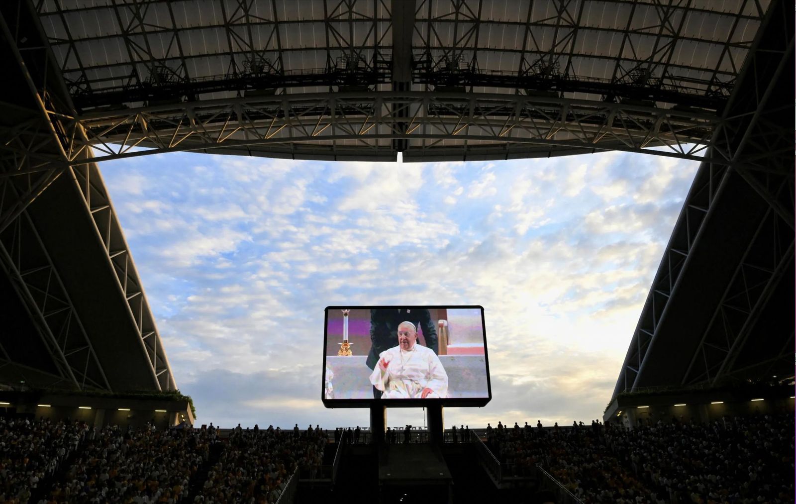 Francisco, en una pantalla gigante en el Estadio Nacional de Singapur