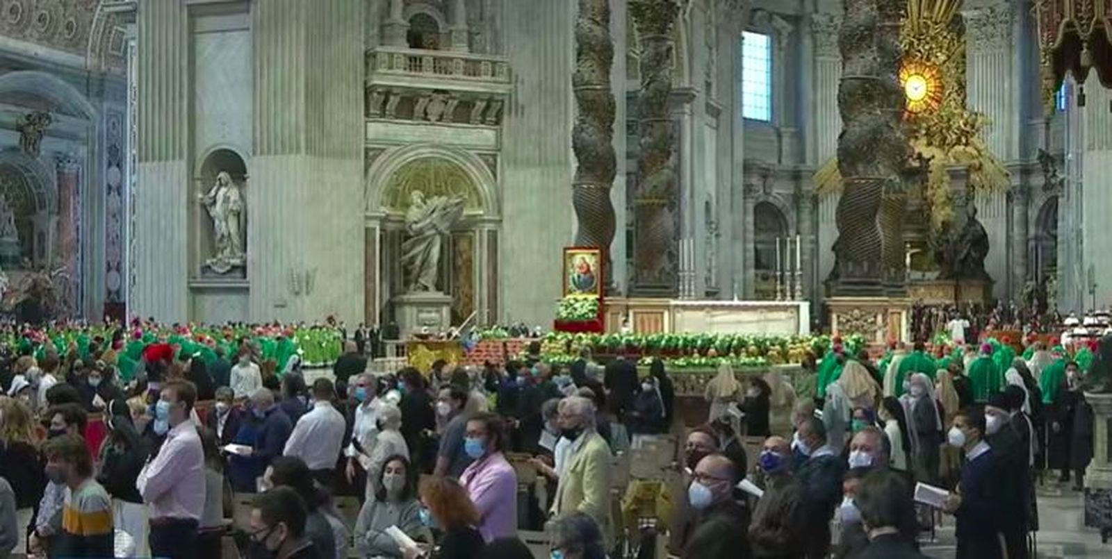 Los fieles, en San Pedro