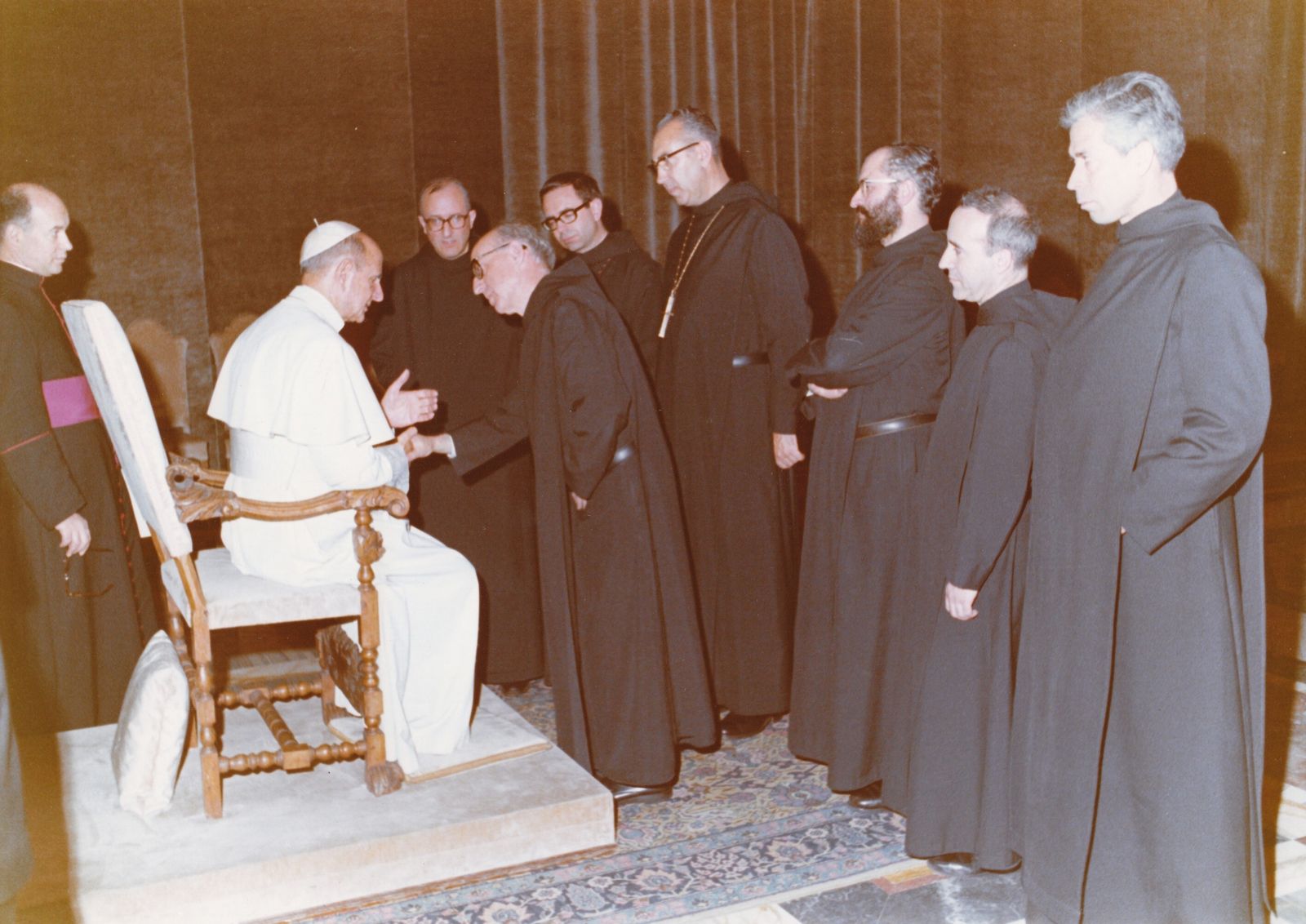 Pablo VI con los abades Cassià y Gabriel y los monjes de Montserrat que fueron al Instituto Ecuménioc de Tantur