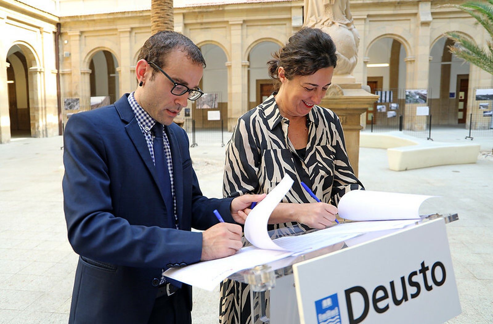 Alex Rayón y Lorea Bilbao firman el convenio para difundir el patrimonio cultural en el ámbito universitario internacional