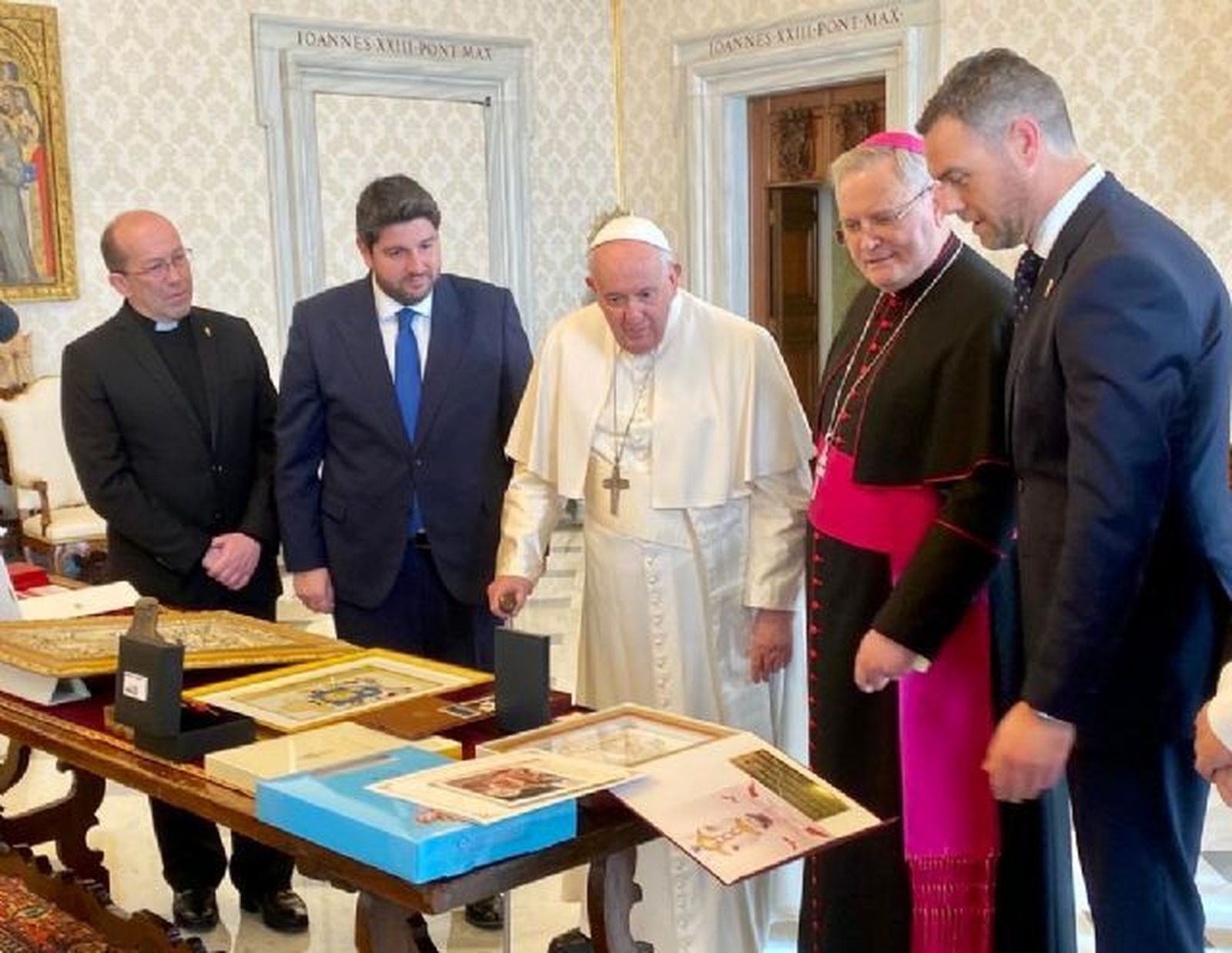 Francisco, con el obispo Lorca Planes y el presidente de Murcia, López Miras