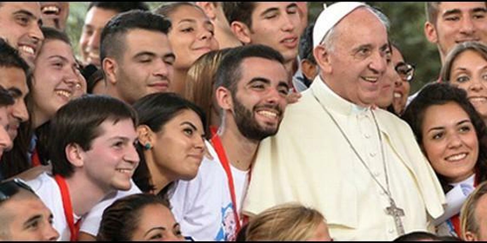 El papa Francisco rodeado de jóvenes