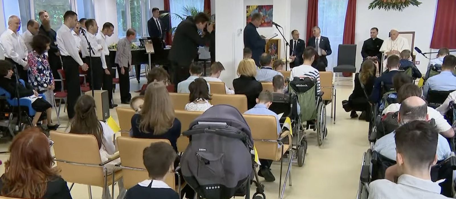 El Papa, con los niños del Instituto Beato László Batthyány-Strattmann