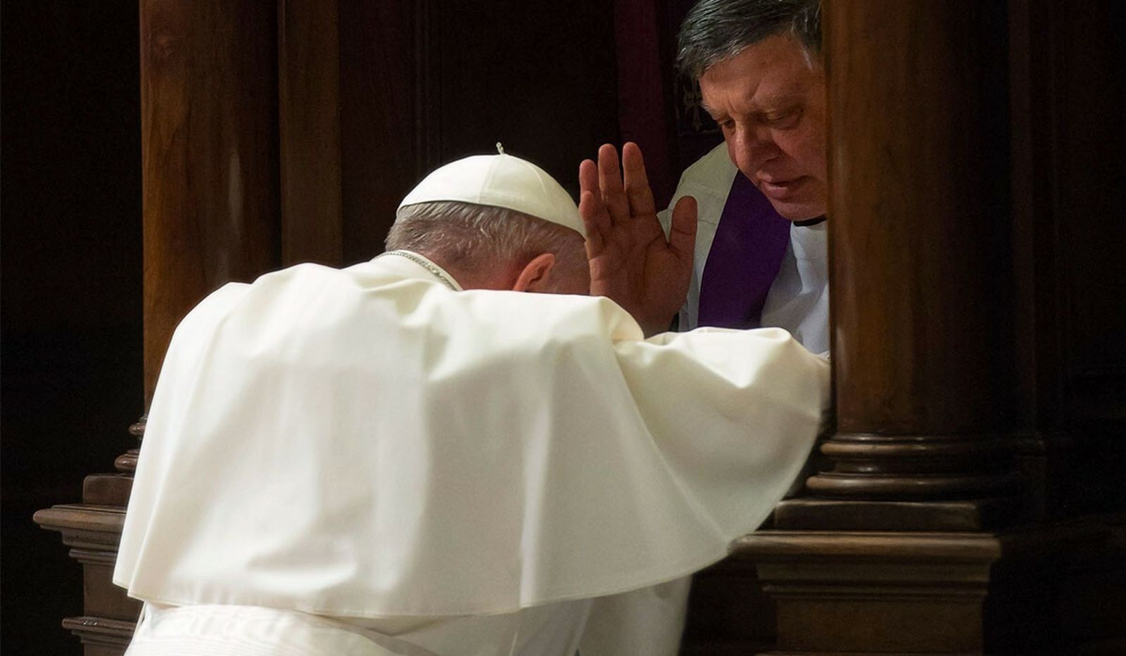 Francisco recibiendo la absolución