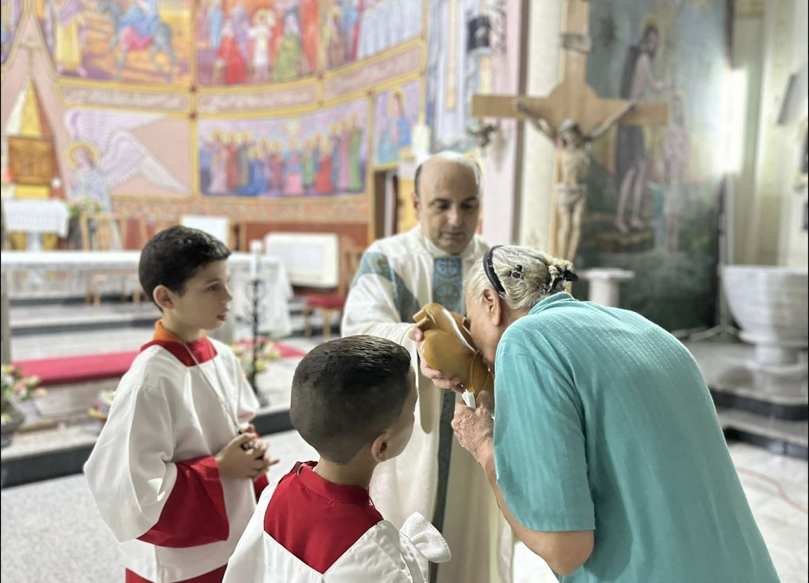 El P. Romanelli, en una ceremonia en la parroquia de la Sagrada Familia