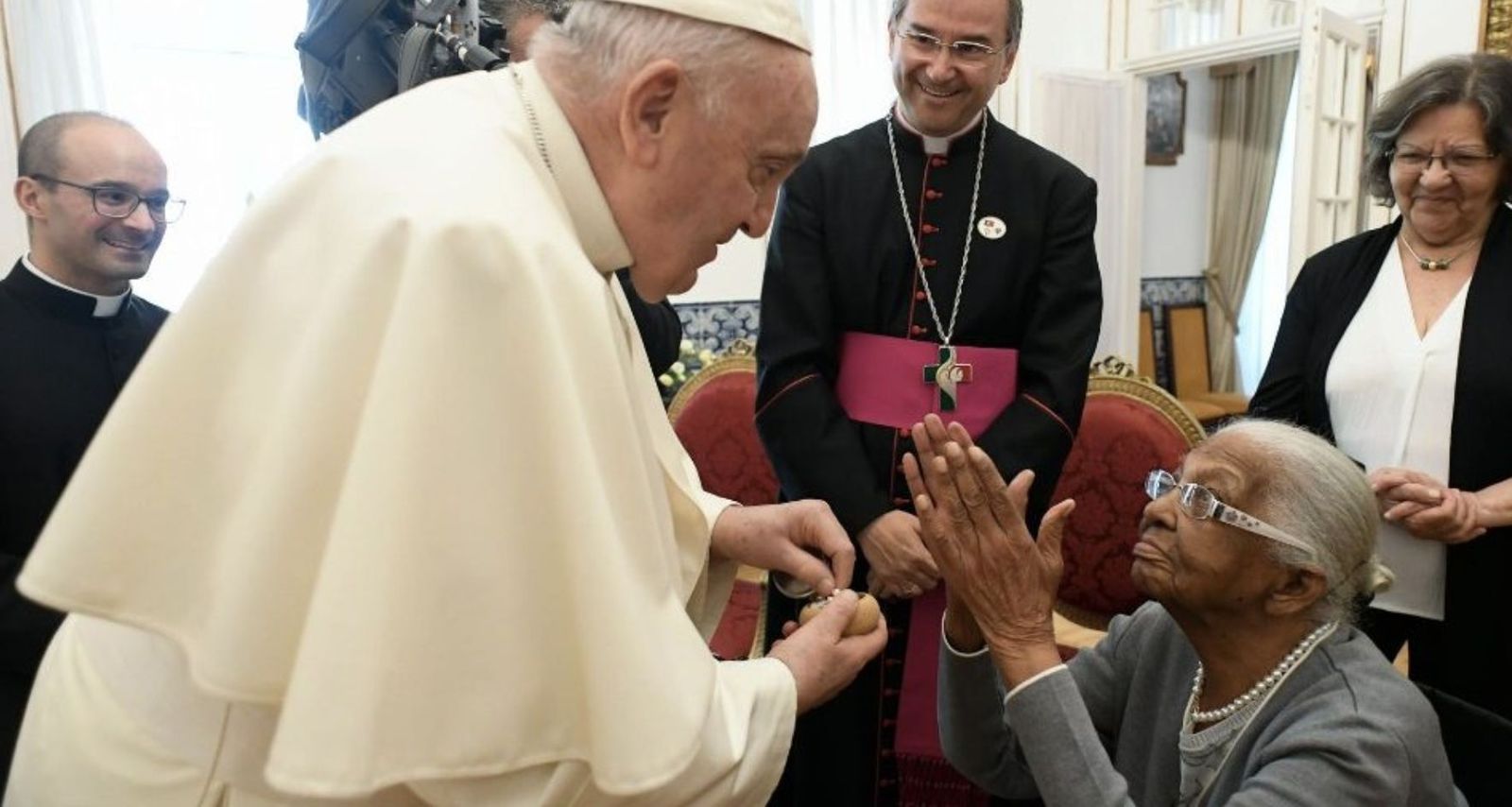 El Papa Francisco saluda a una anciana de 106 años