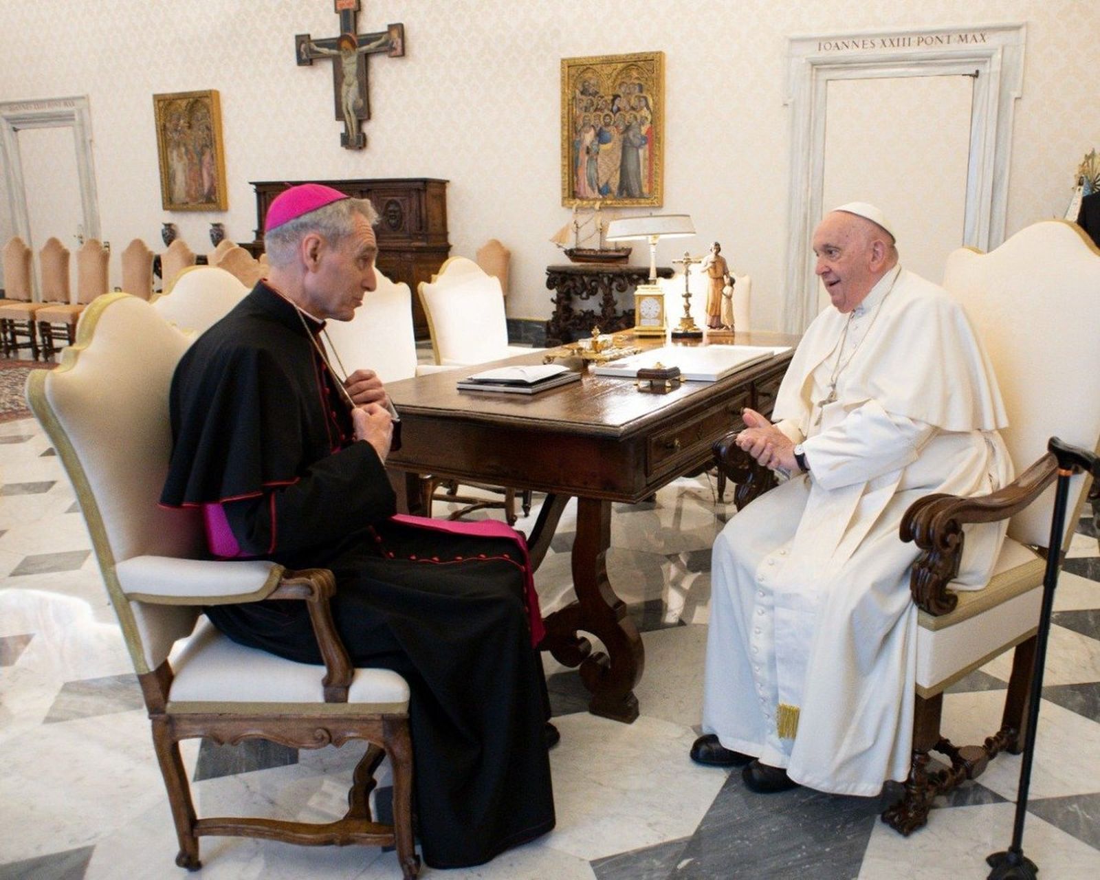 Francisco recibe a Gänswein