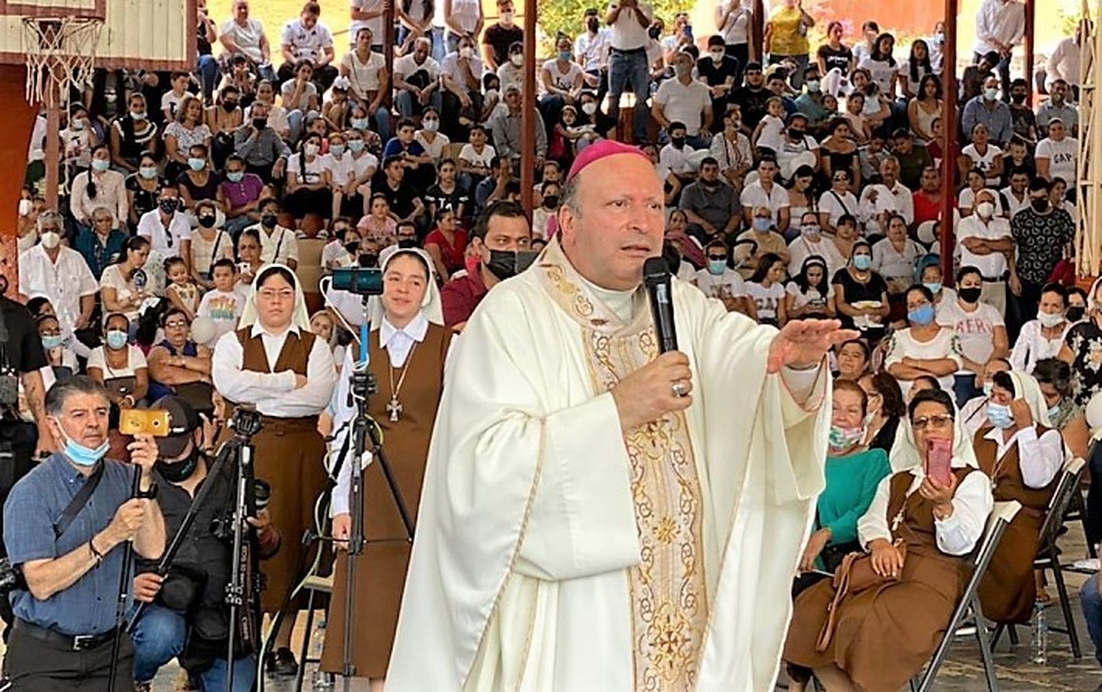 "Están al pie de la cruz, pero no están solos", Nuncio apostólico Coppola a habitantes de Aguililla
