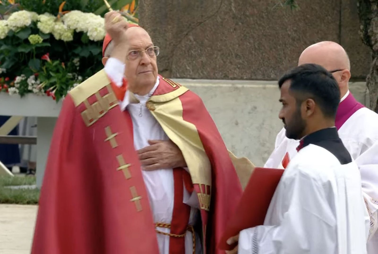El cardenal Sandri bendice los ramos al inicio de la ceremonia