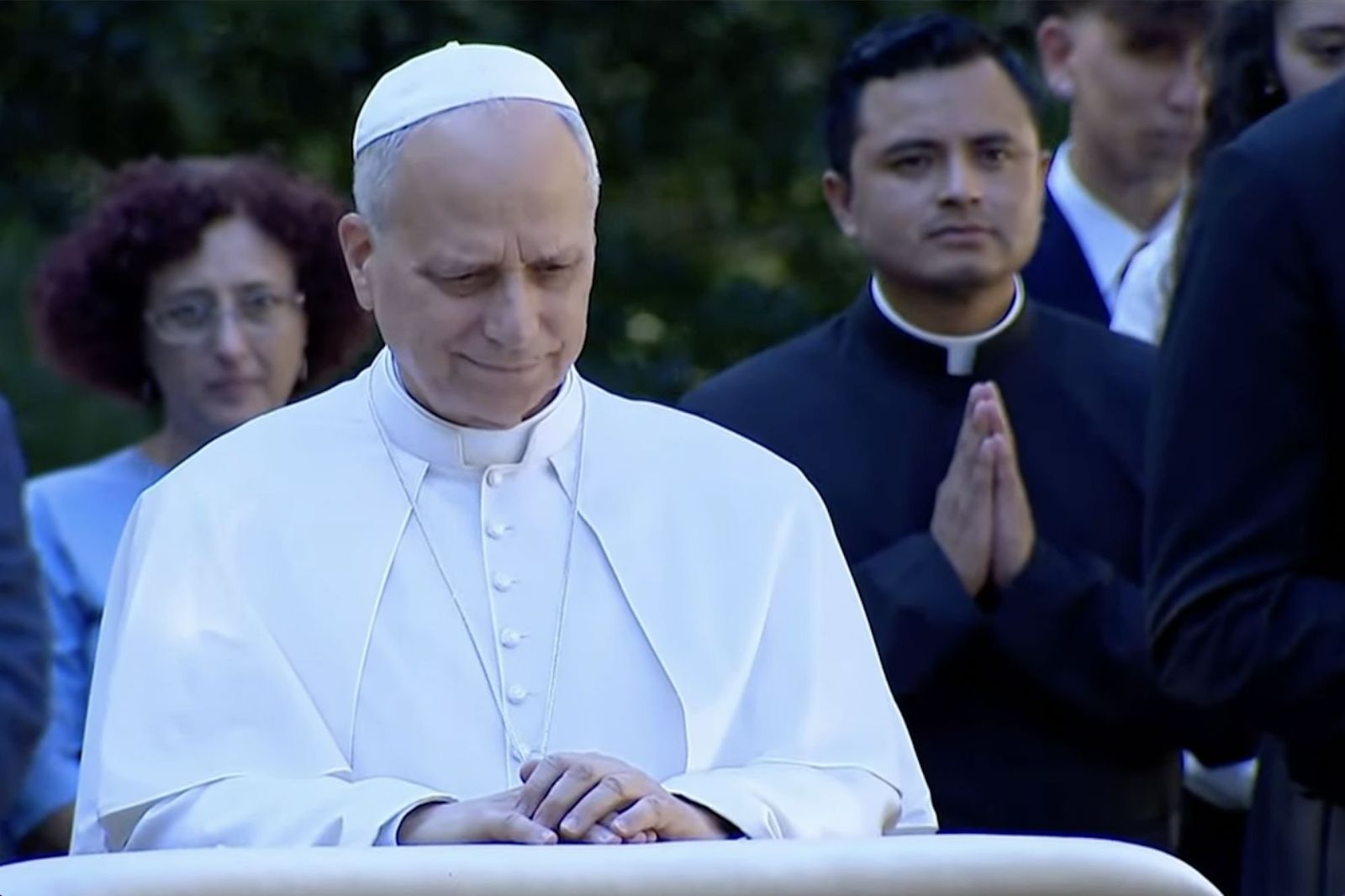 León XIV reza en el Jardín de la Virgencita, centro espiritual del Borgo Laudato si