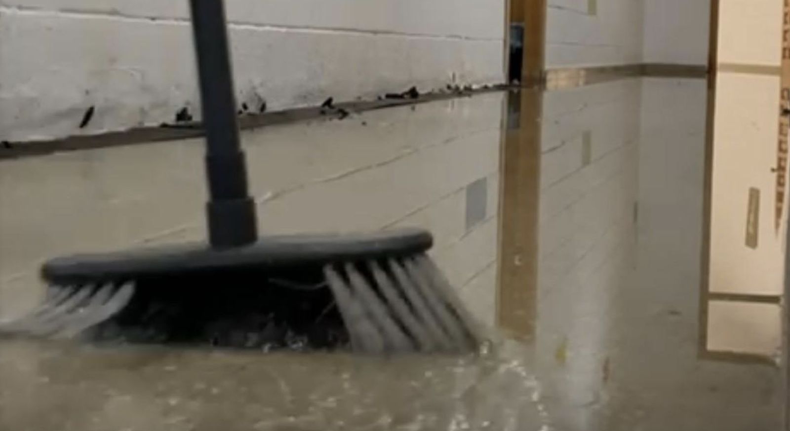 Párrocos y fieles achican agua en los templos de Málaga