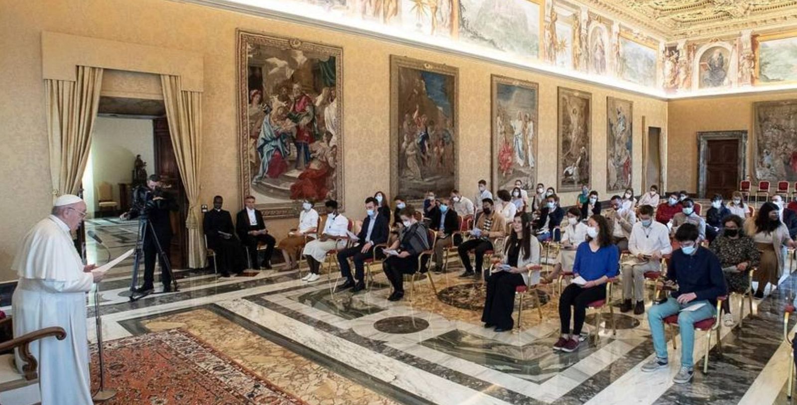 Francisco con los miembros de "Chemin Neuf"