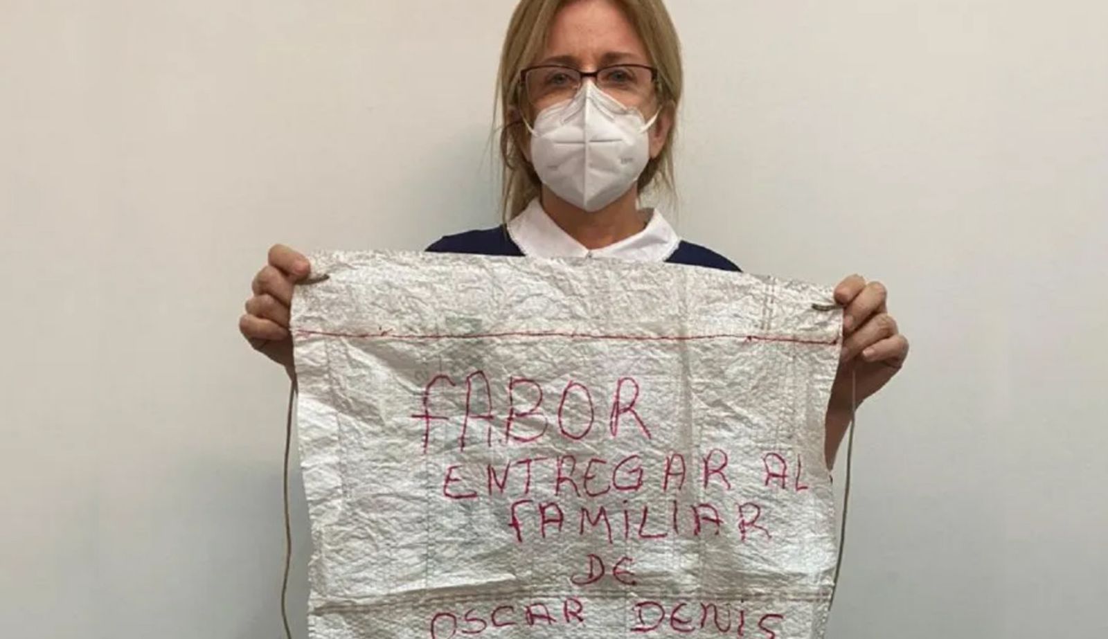 Beatriz Denis muestra el escrito que les fue entregado con las exigencias de los secuestradores