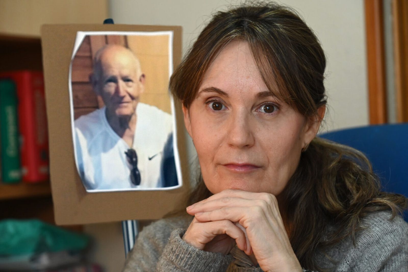 Rosa M Álvarez con la foto de su padre, ahogado