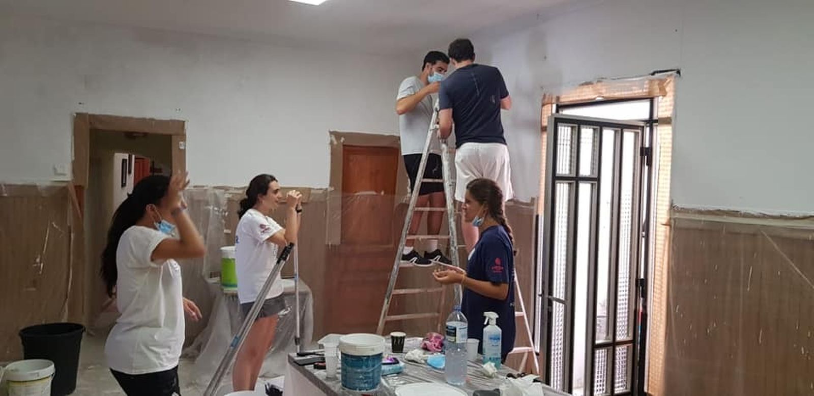 Pintando las instalaciones parroquiales