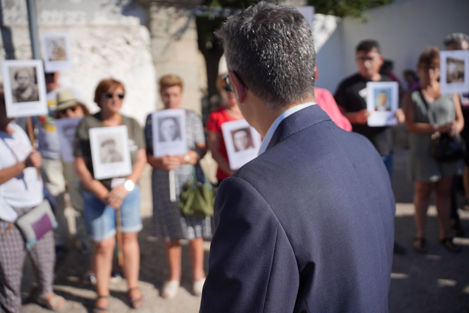 Bolaños, con familiares de represaliados del Franquismo en Colmenar Viejo