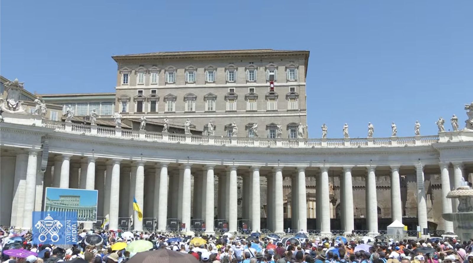 Fieles en la plaza de San Pedro para el ángelus