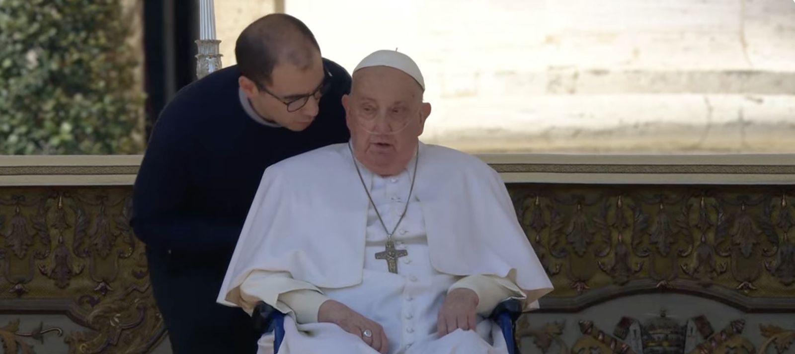 El Papa, en el altar