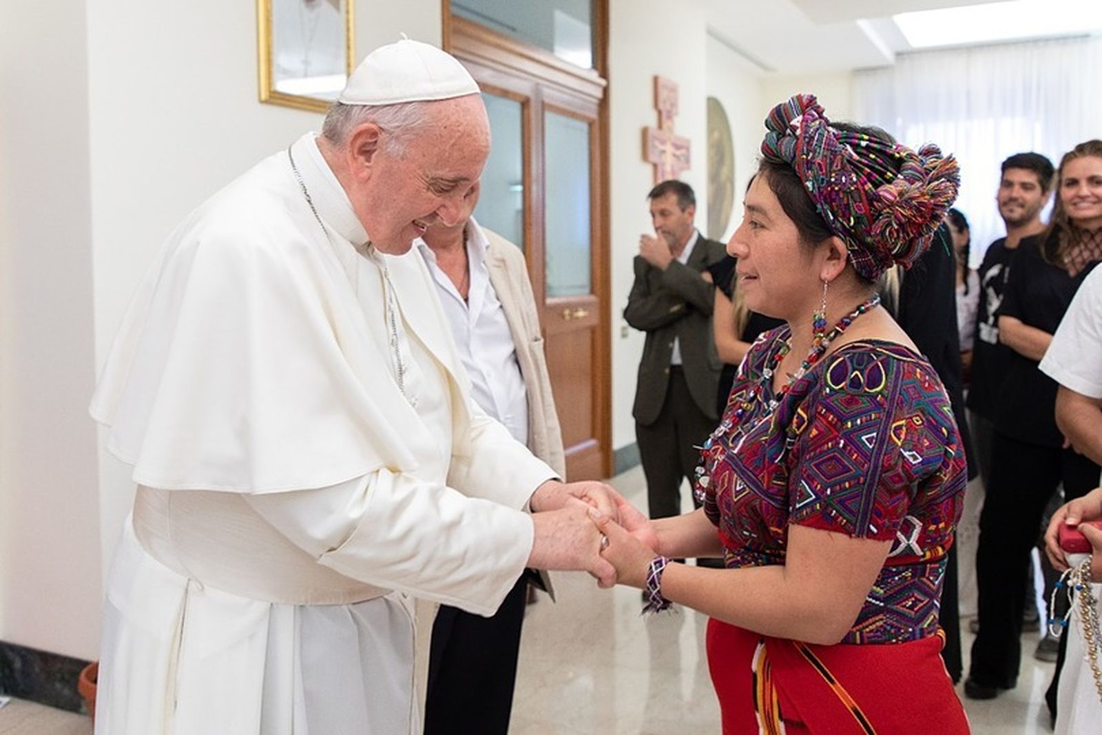 El Papa saluda a una líder de comunidades indígenas