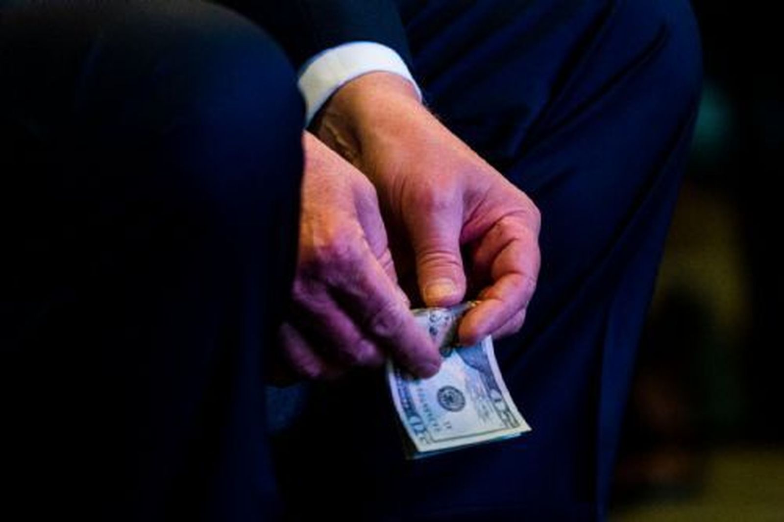 Una imagen de Trump contando un fajo de billetes en una iglesia de Nevada se vuelve viral