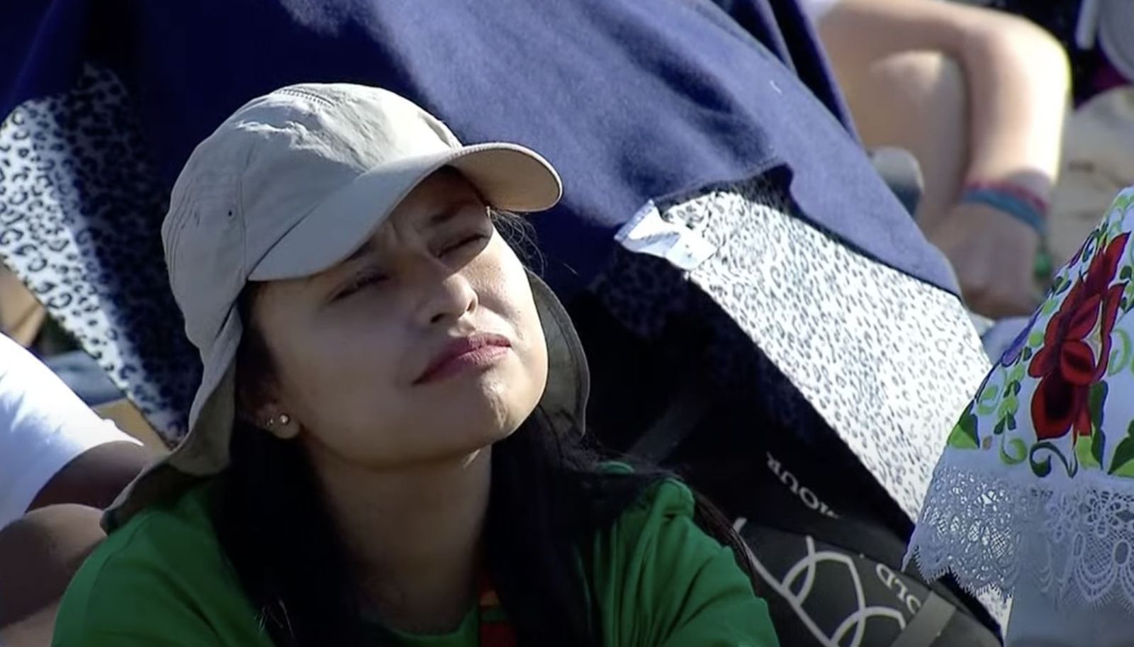 Una joven escucha las palabra del Papa en la homilía