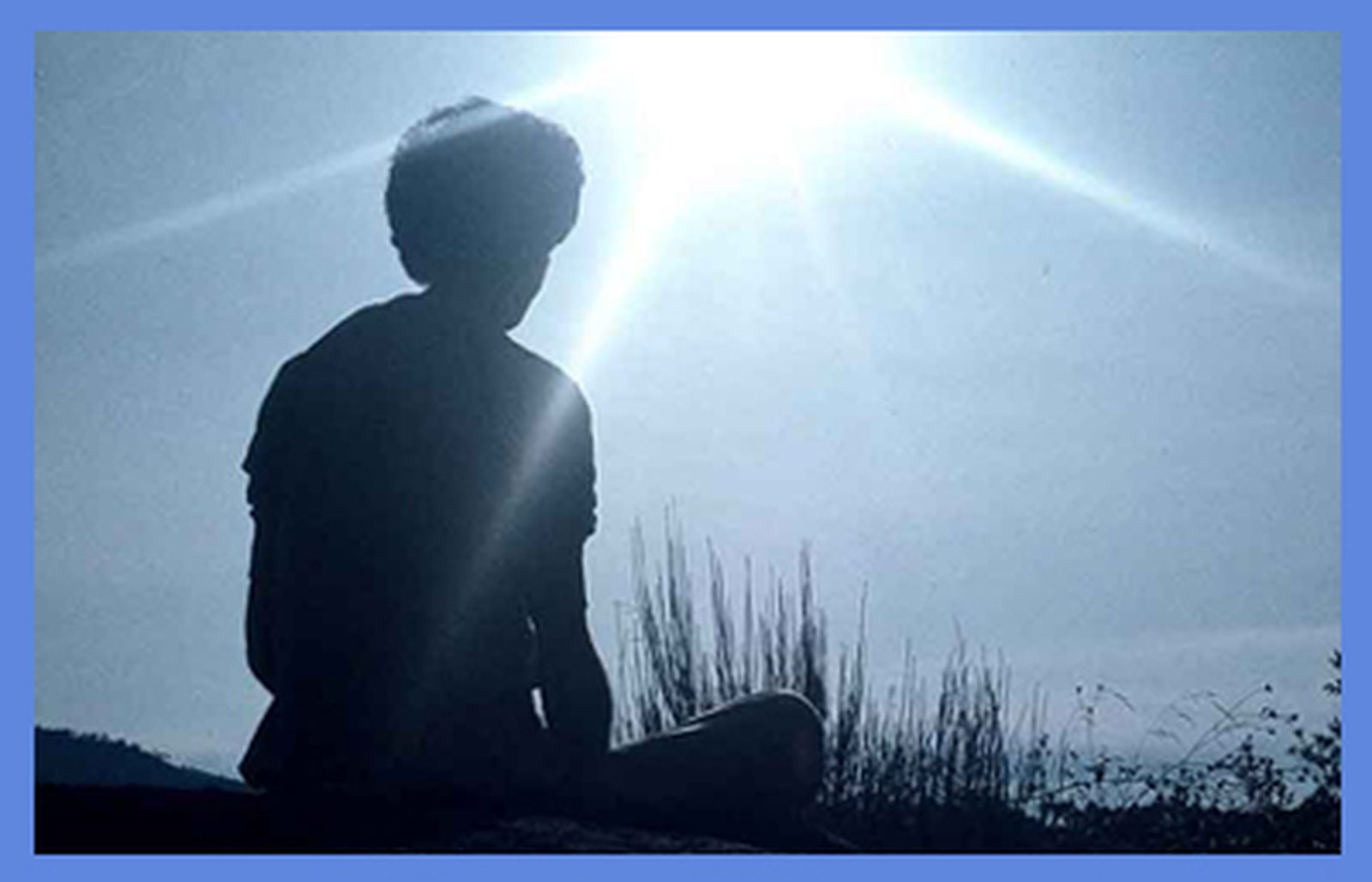 orando frente al sol.