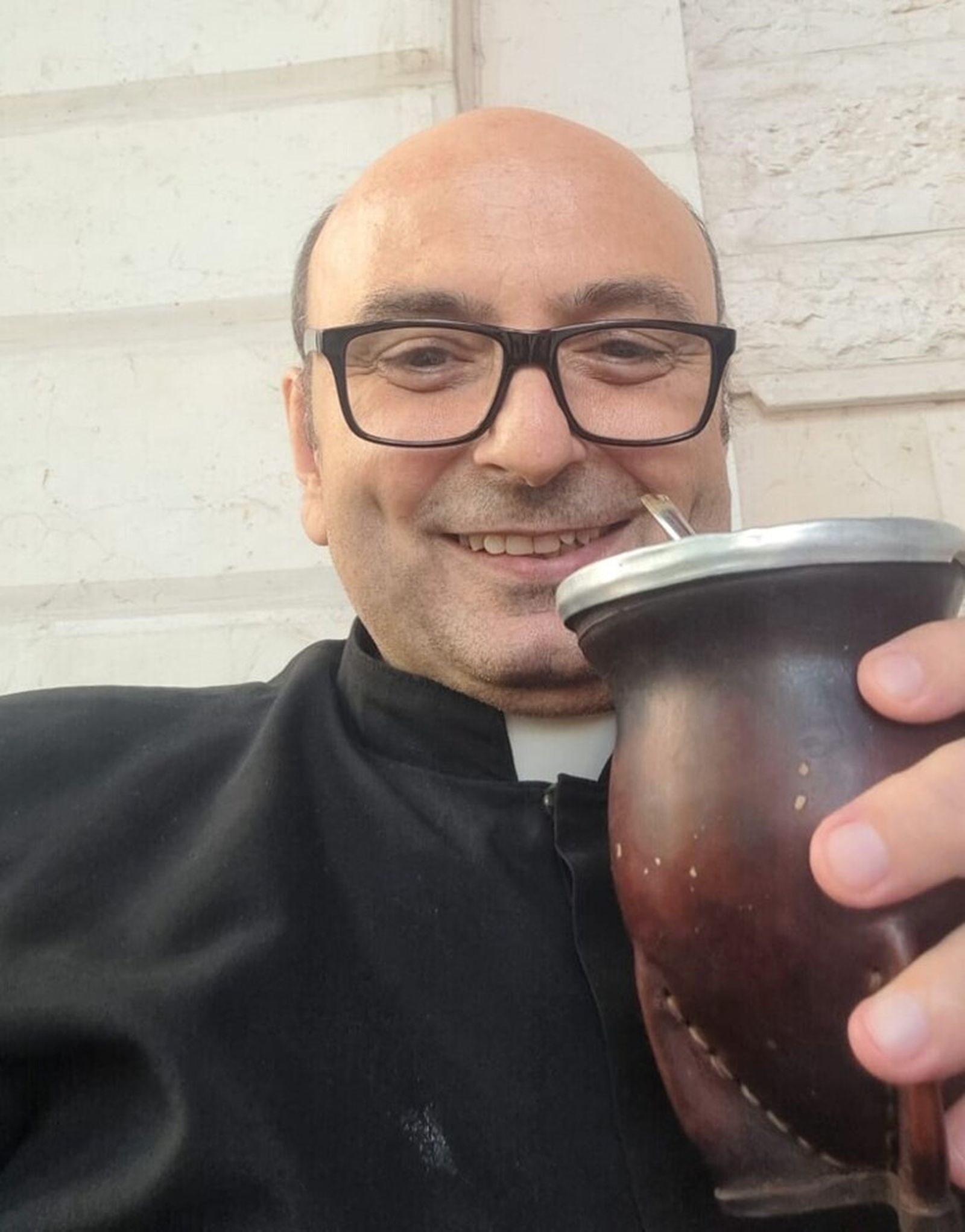 Padre Romanelli tomando mate