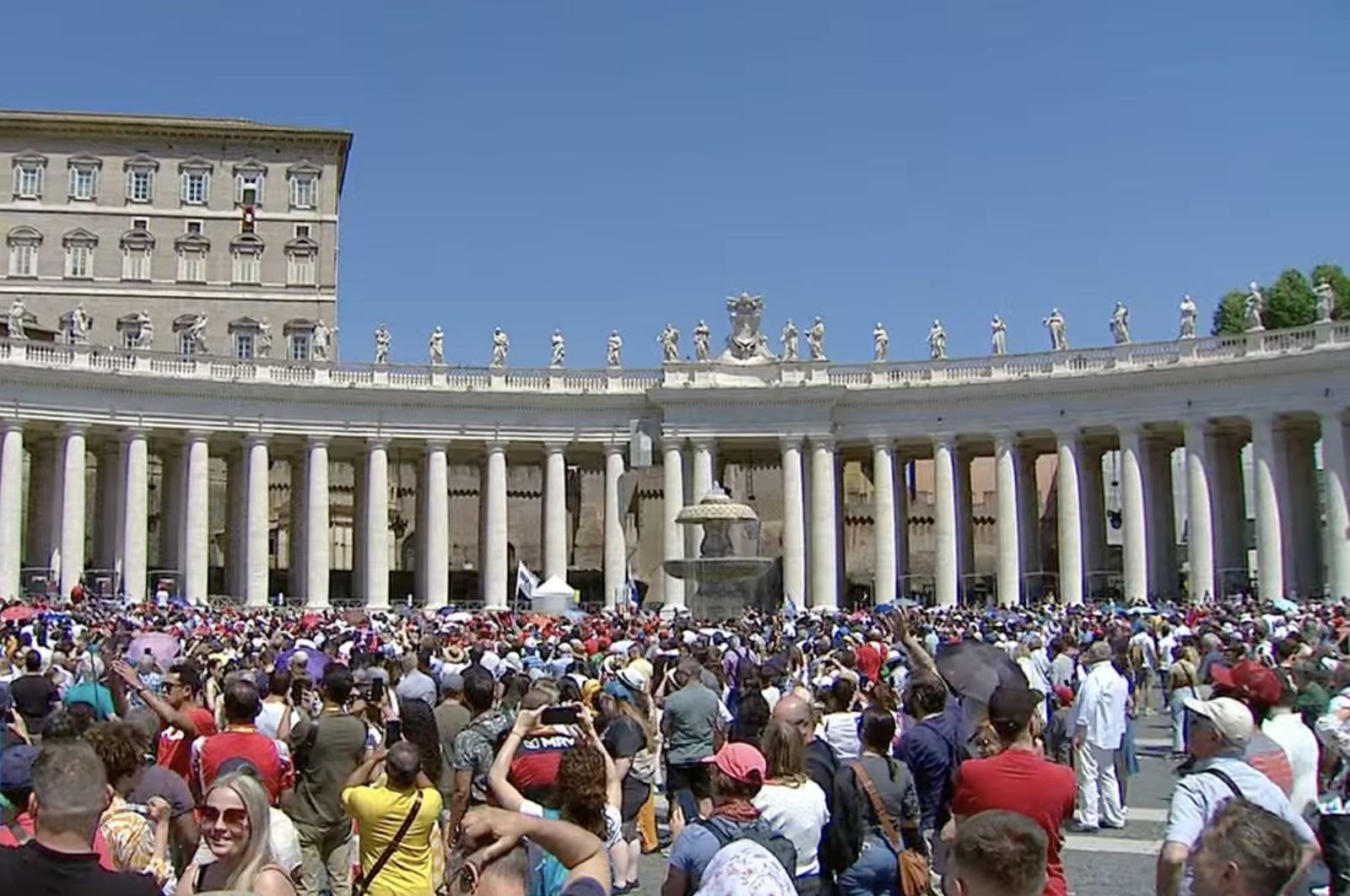 Los fiieles esperan a que el Papa se asome al balcón del palacio apostolico