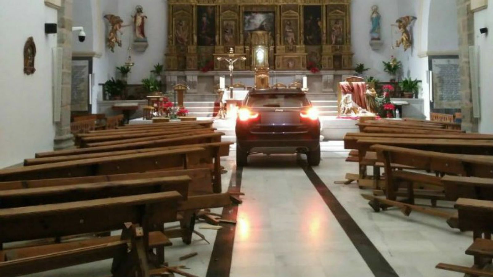 El coche quedó frente al altar de la iglesia