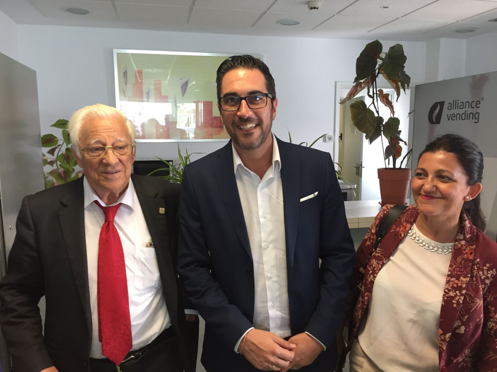 El padre Ángel y el alcalde de Pinto, Diego Ortiz en la residencia de mayores de la localidad