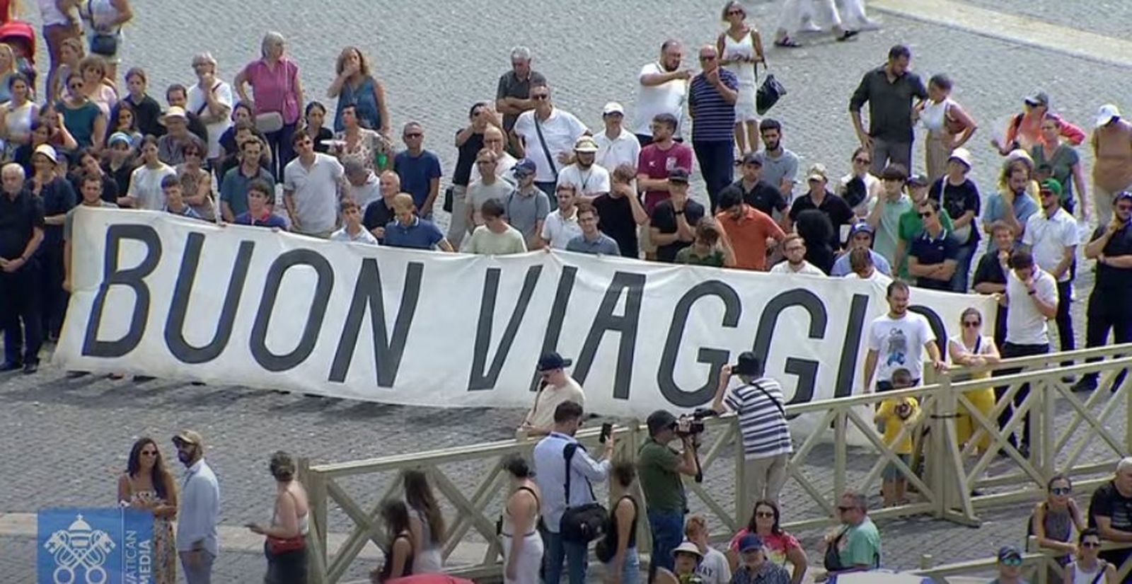 Los fieles desearon "¡Buen viaje!" al Papa Francisco