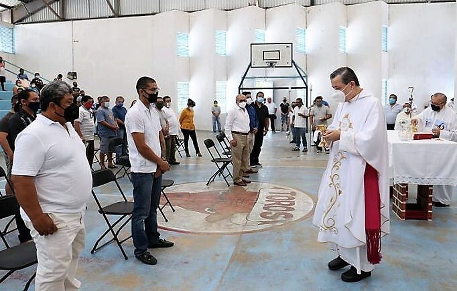 Mons. Gustavo Rodríguez da primera comunión a personas privadas de la libertad