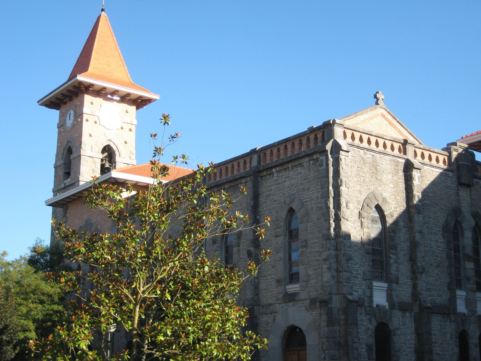 Disponibilidad plena de la Diócesis con personas y bienes.